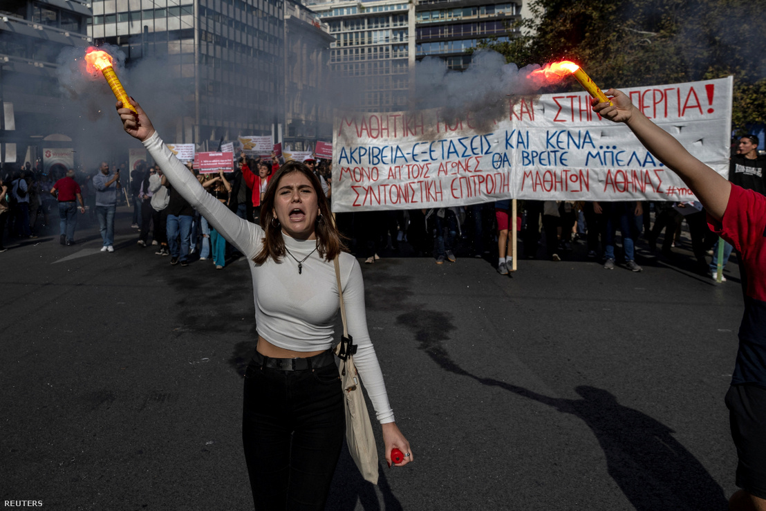 Tüntetők a 24 órás általános sztrájk alatt Athénban 2022. november 9-én