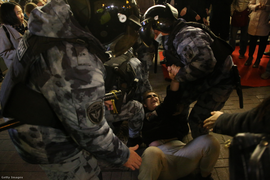 Egy, az általános mozgósítás ellen tiltakozó embert vesznek őrizetbe Moszkvában 2022. szeptember 21-én