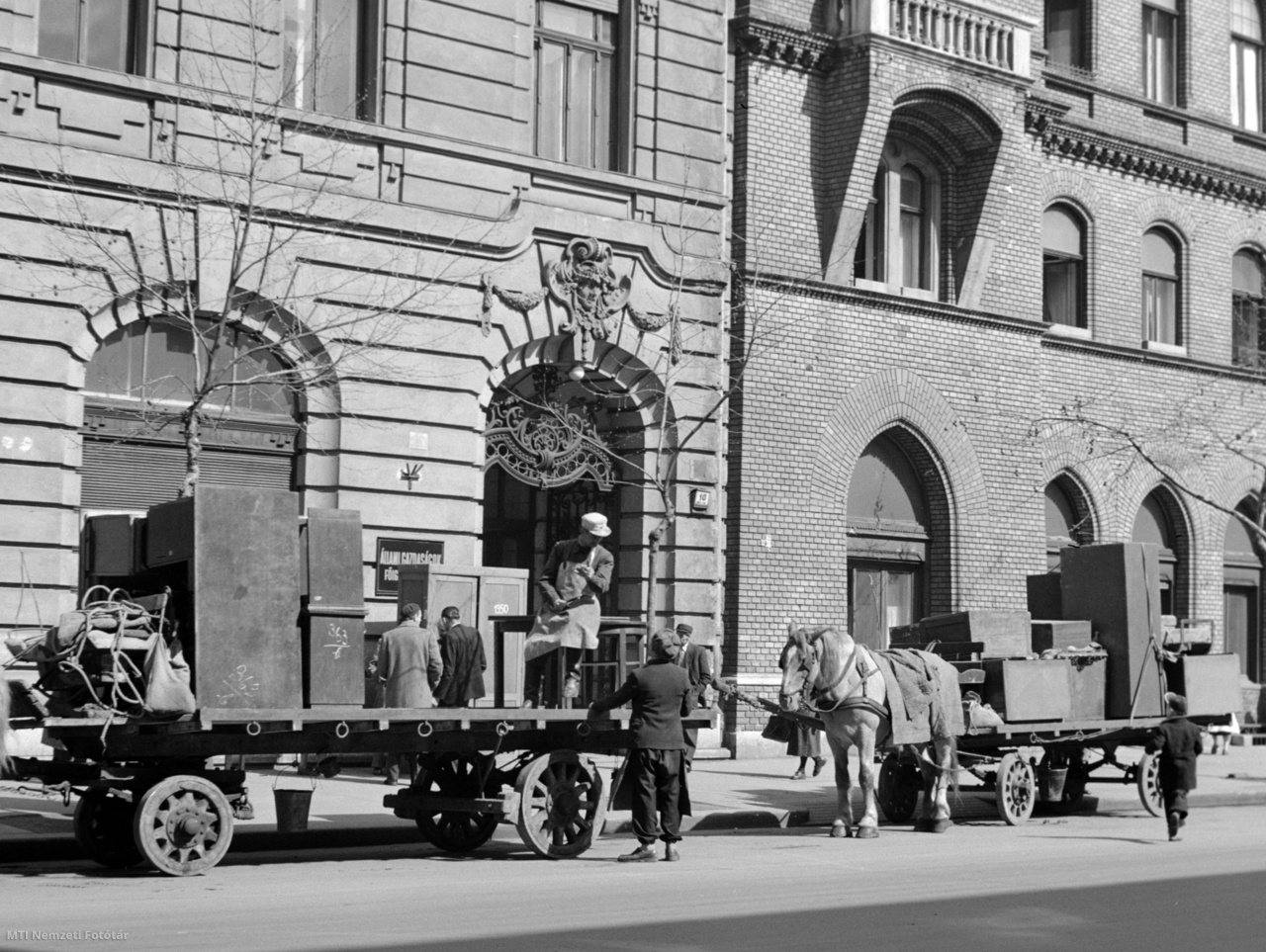 Budapest, 1957. április 1. Lovas kocsira pakolják a költöztetők az Állami Gazdaságok Főigazgatósága irodáinak bútorait az Alkotmány u. 10. szám alatt a hivatal költözésénél. Az irodák helyén lakásokat alakítanak ki