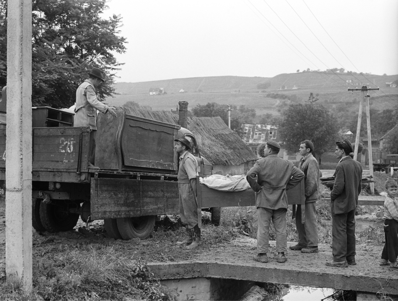 Szekszárd, 1961. június 11. A szekszárdi Séd patak áradása után a lakosság kiköltözik az életveszélyessé vált házakból. Értékeiket teherautóra pakolják