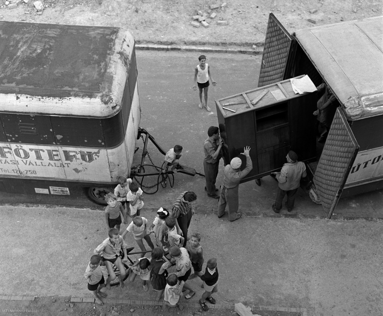 Budapest, 1961. augusztus 22. Új lakó költözik a Fővárosi Szállítási Vállalat bútorszállító kocsijával Csepel új lakótelepére, a Csillagtelepre