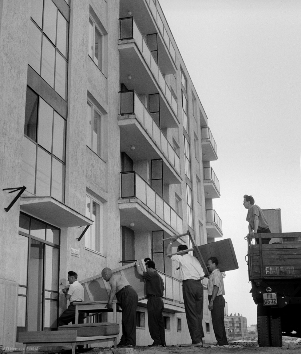 Budapest, 1962. július 25. Hermann Ferencnek, a Csepel Vas- és Fémművek Szerszámgépgyára 58 éves esztergályosának (b3) segítenek a Csepel szocialista brigád tagjai, amikor az új, másfél szobás, összkomfortos lakásába költözik a József Attila lakótelepen