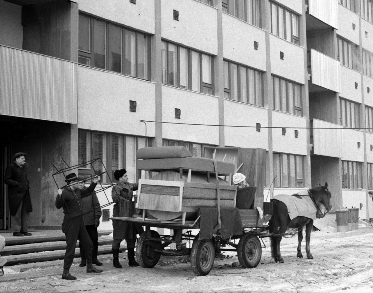Szombathely, 1966. január 16. Költöznek a lakók az új, kilencemeletes, 72 lakásos toronyház egyik lakásába a Derkovits lakótelepen. A lakóház a város legmagasabb épülete
