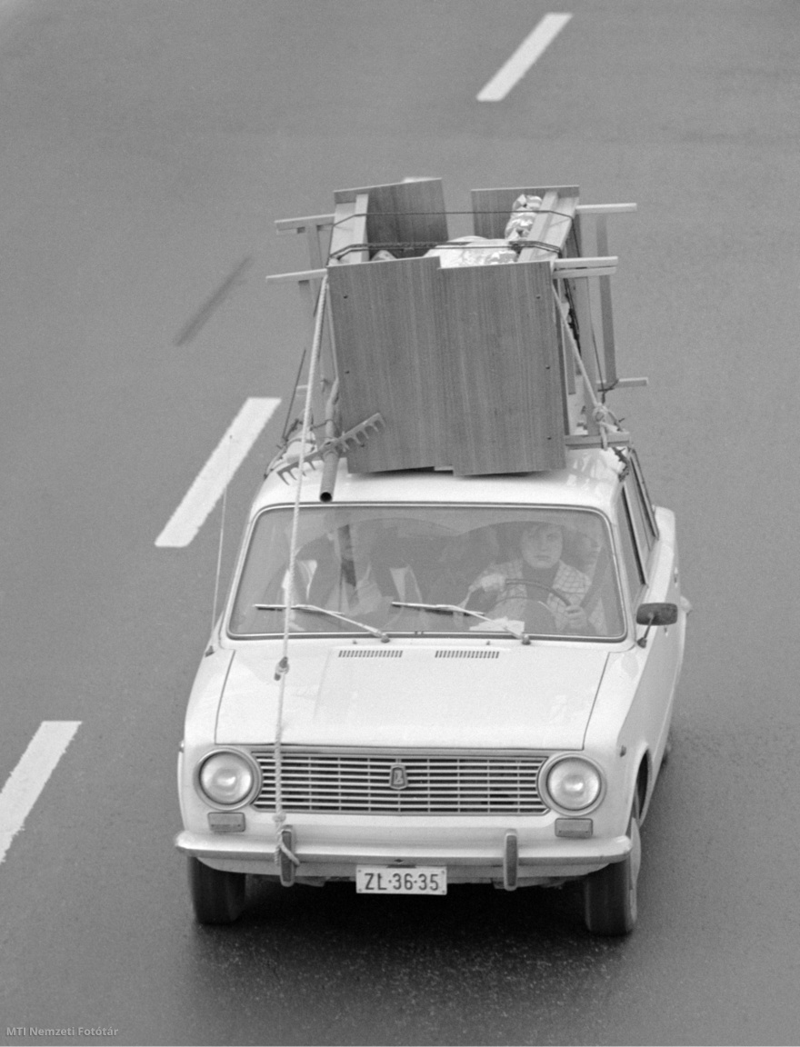 1981. április 6. A tetőcsomagtartón ágyakat és gereblyét szállít egy Zsiguli személyautó az M7-es autópályán