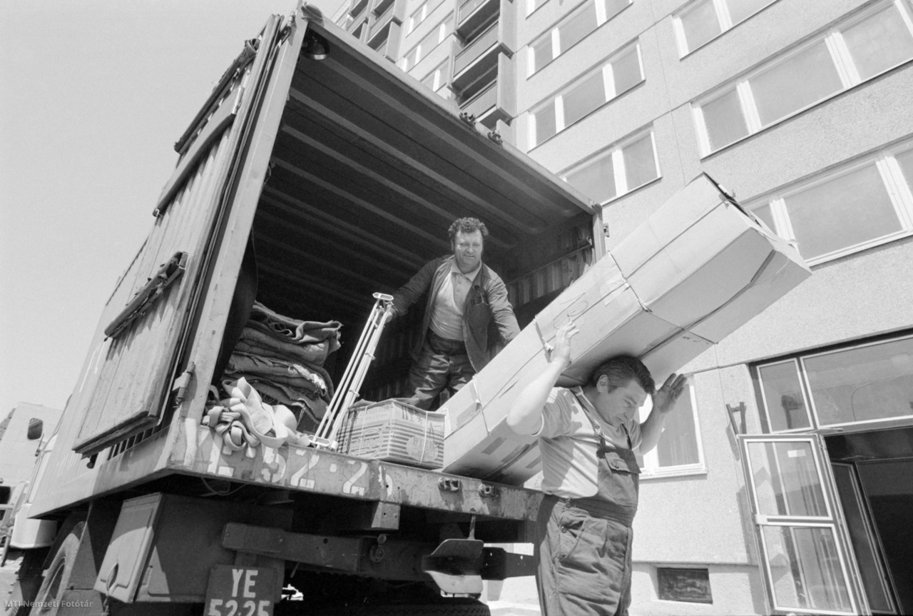 Budapest, 1982. május 6. Egy teherautóról férfiak pakolják a bútorokat a Röppentyű utcai lakótelep egyik új háza előtt