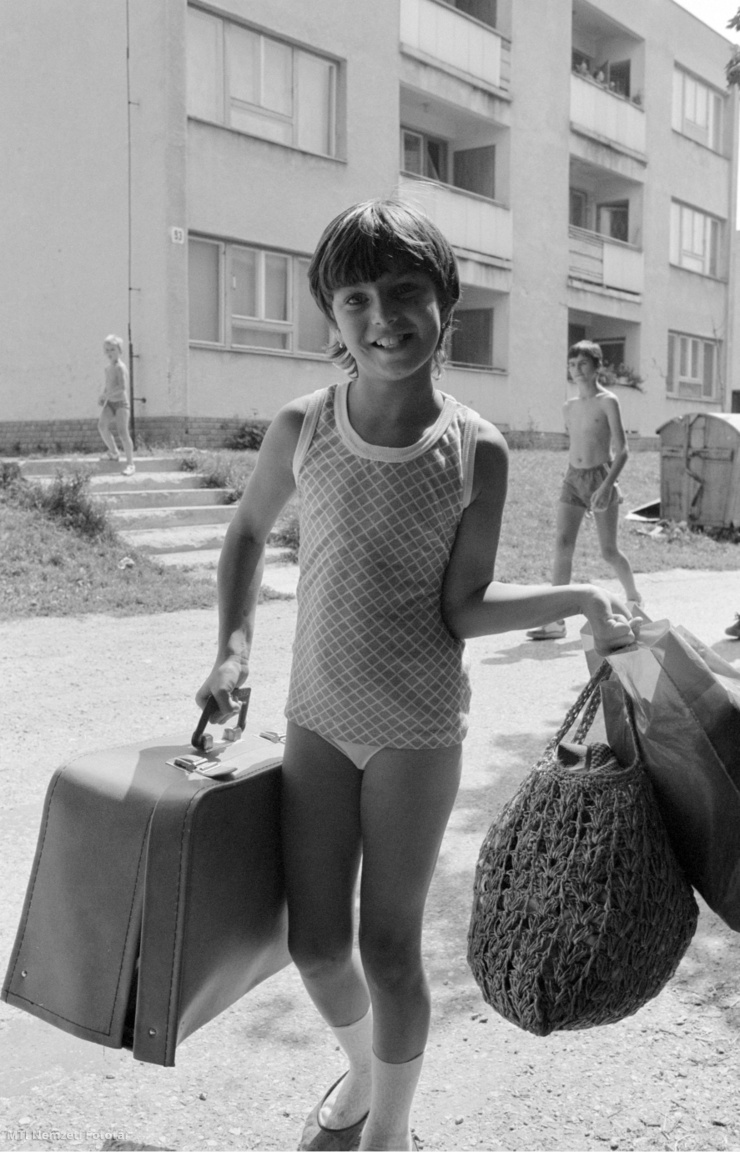 Peremarton, 1985. augusztus 16. Kislány bőröndöt és szatyrokat cipel a kiköltözéskor, miután az addigi legnagyobb magyarországi földrengés 1985. augusztus 15-én Berhidán és Peremartonban történt, a Richter-skála szerinti 5,2-es, jelentős károkat okozva