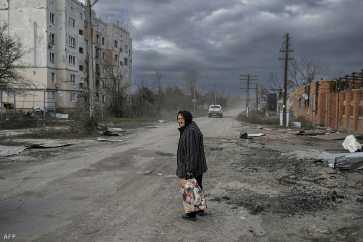 Egy idős nő Herson régió Arkhanhelske falujában 2022. november 3-án