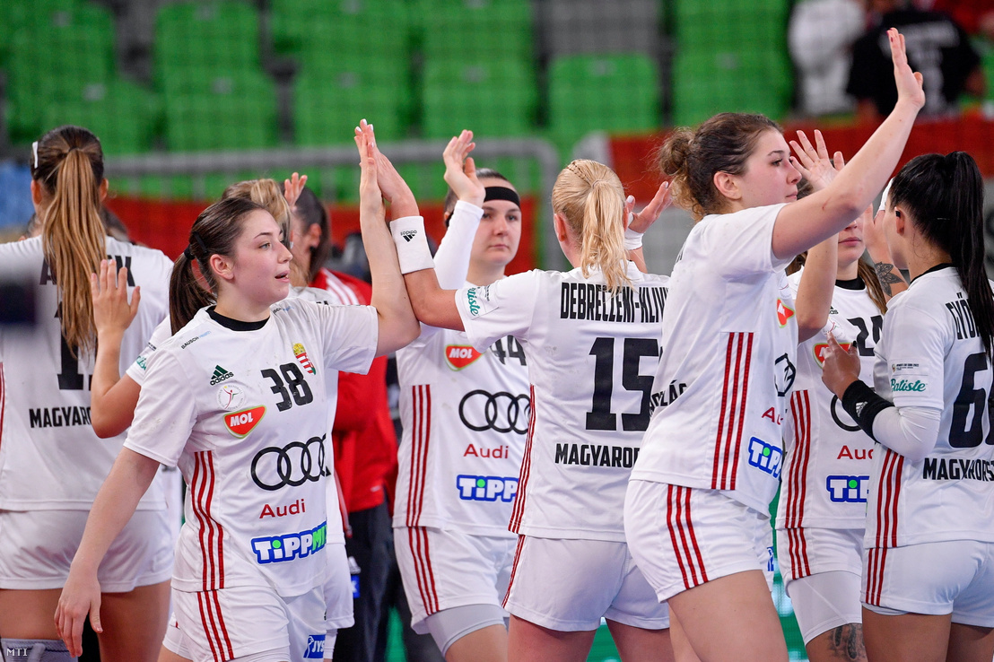 A magyar csapat tagjai a női kézilabda Európa-bajnokság Norvégia–Magyarország-mérkőzése után a ljubljanai Stozice Arénában 2022. november 8-án