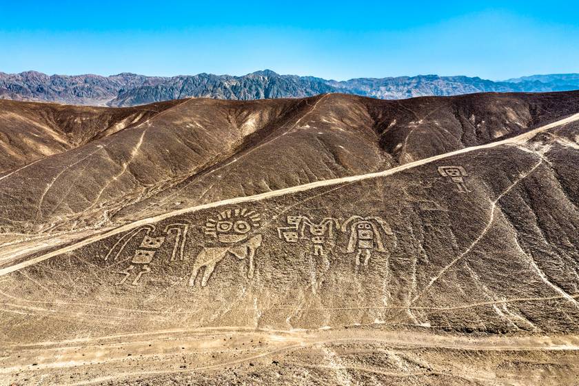 Akárcsak a Nazca-vonalak, a Palpa-vonalak is Peruban találhatók. Állati és emberi figurákat sorakoztatnak fel. Érdekes, hogy jóval több emberi motívum van köztük, mint a Nazca-vonalak között. I.e. 500 és i.sz. 500 között készültek.