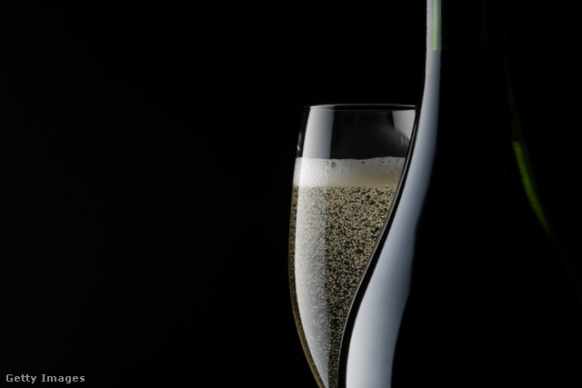 Vajon tényleg egy kanál a pezsgő buborékosságának őrzője?