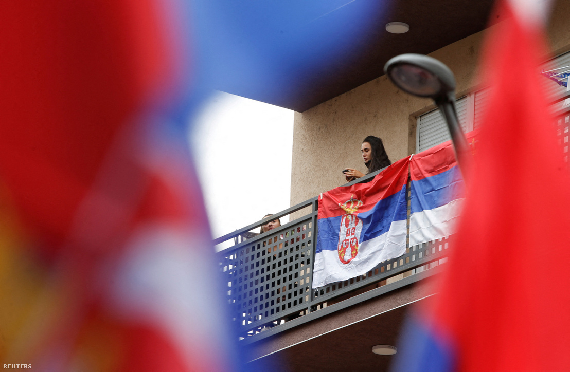 Szerb zászló egy mitrovicai ház erkélyén 2022. november 6-án