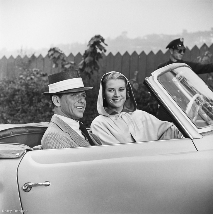 Grace Kelly a volánnál, mellette Frank Sinatra