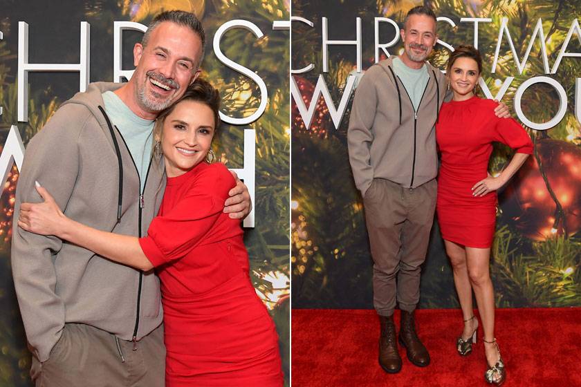 Rachael Leigh Cook és Freddie Prinze Jr. a Christmas With You karácsonyi Netflix-film premierjén pózoltak együtt.