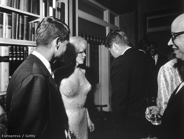 Marilyn Monroe és JFK súgnak össze egy fogadáson, 1962-ben