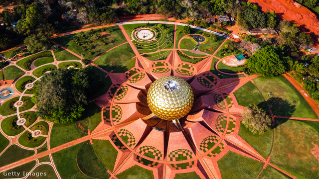 Légi felvétel a Matrimandirról, az indiai Auroville fő látványosságáról