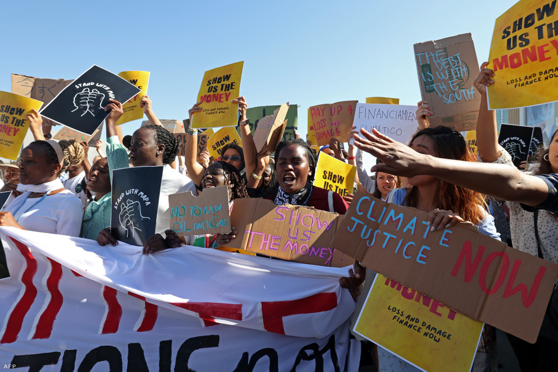 Klímaaktivisták tüntetnek a COP27 konferencia helyszínén, Sarm-es-Sejkben 2022. november 11-én