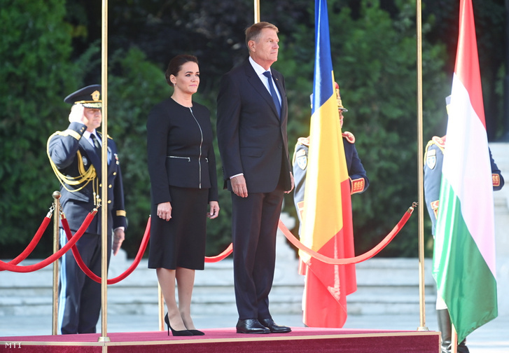Klaus Iohannis román elnök fogadja Novák Katalin köztársasági elnököt hivatalos bukaresti látogatásán a Cotroceni elnöki palotában 2022. szeptember 7-én