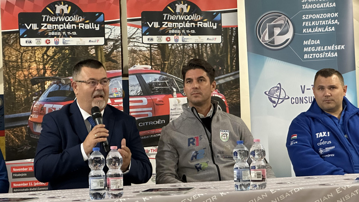 Oláh Gyárfás, a motorsportszövetség vezetője (középen) a Zemplén-rali hivatalos sajtótájékoztatóján