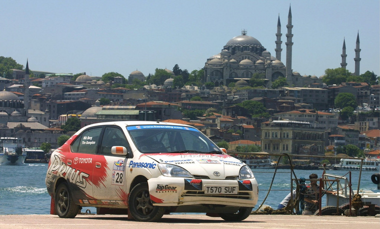2002-ben a Prius volt az első hibrid, ami teljesített egy hivatalos FIA-versenyt, a Midnight Sun to Red Sea Marathon Rally-t