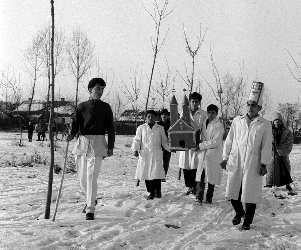 Mórk, 1962. december 27. Ősi népszokást elevenítettek fel a Szabolcs-Szatmár-Bereg megyei Mórk községben. A fiatalok megkezdték a betlehemezést.