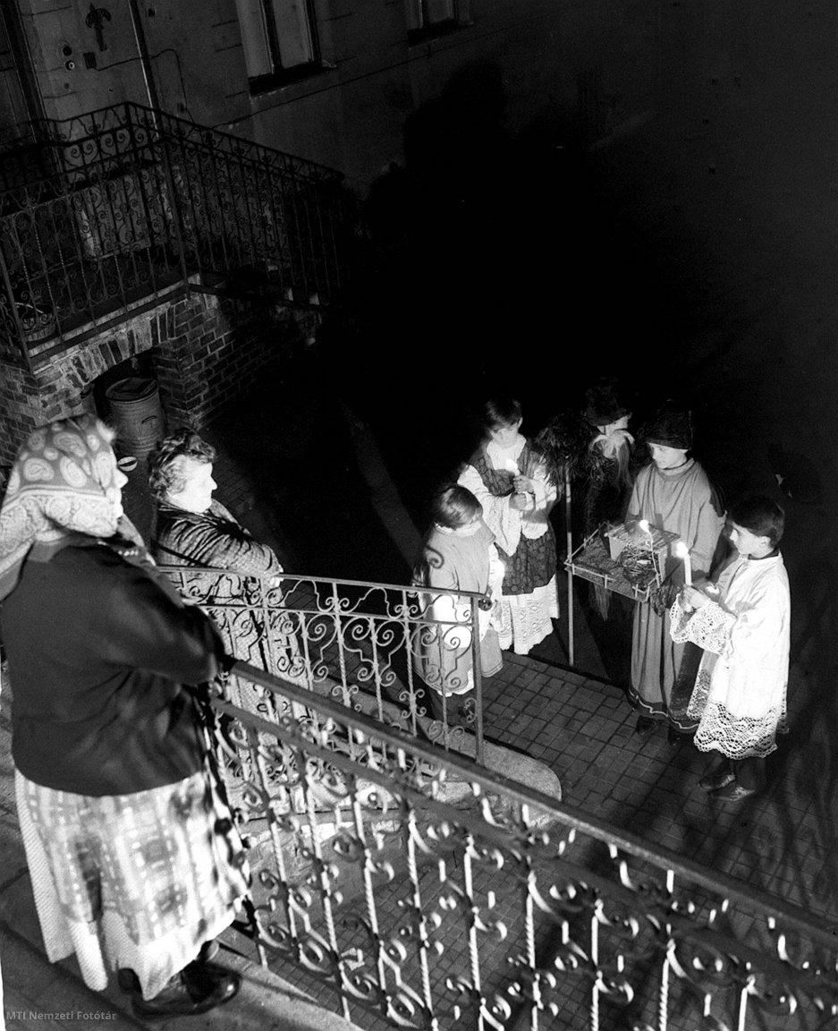 Budapest, 1965. december 21. Régi népszokásokat, betlehemes játékokat elevenítettek fel a józsefvárosi diákok.