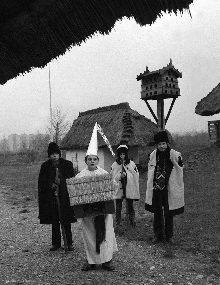 Szombathely, 1976. december 24. Karácsonyi népi játékot, a betlehemezés szokását elevenítették fel a szombathelyi múzeumfaluban.