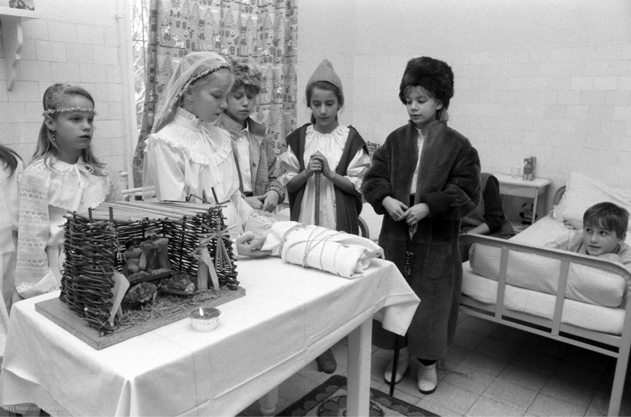 Veszprém, 1990. december 21. Betlehemesek a veszprémi gyermekkórházban. A Szilágyi iskola tanulóinak Juhász Katalin néprajzos tanította be a régi népi játékot.