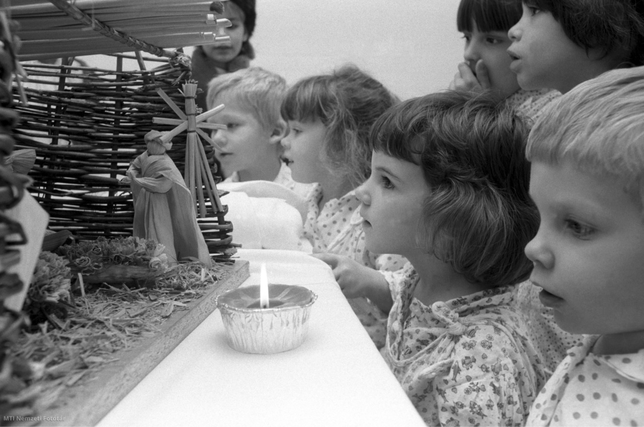 Veszprém, 1990. december 21. Lábadozó gyerekek nézik a betlehemi jászolt a veszprémi gyermekkórházban a Szilágyi iskola tanulóinak betlehemes játéka után.