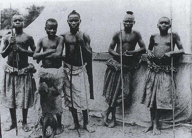 Ota Benga (balról a második) más afrikai „bennszülöttekkel” a St. Louis-i világkiállításon