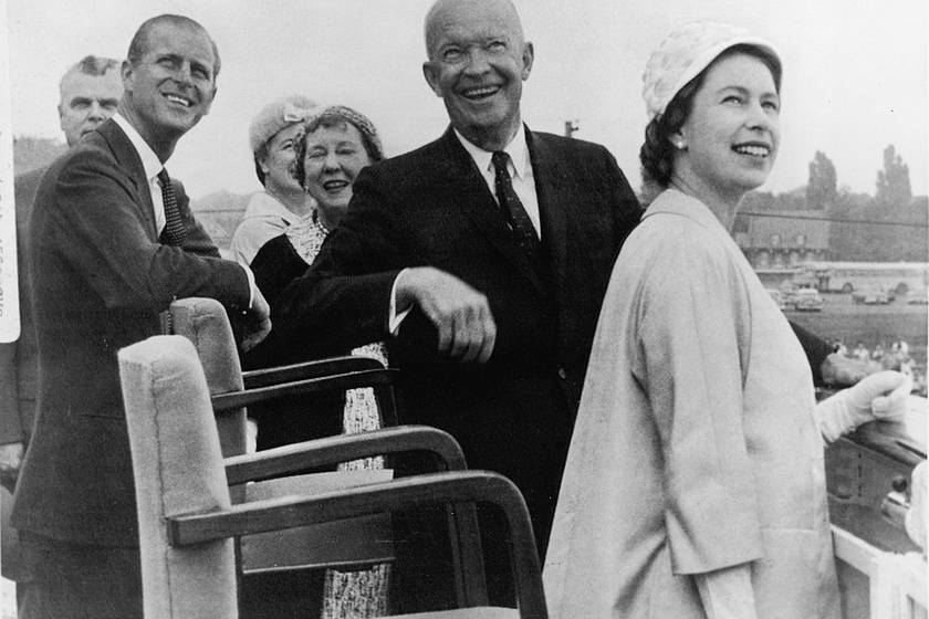 Az amerikai elnök, Dwight D. Eisenhower, Mamie Eisenhower, II. Erzsébet királynő, Fülöp herceg és a kanadai miniszterelnök, John Diefenbaker és felesége látható a képen. A fotó a St. Lawrence Seaway megnyitóján, azaz ünnepélyes átadóján készült, 1959-ben.