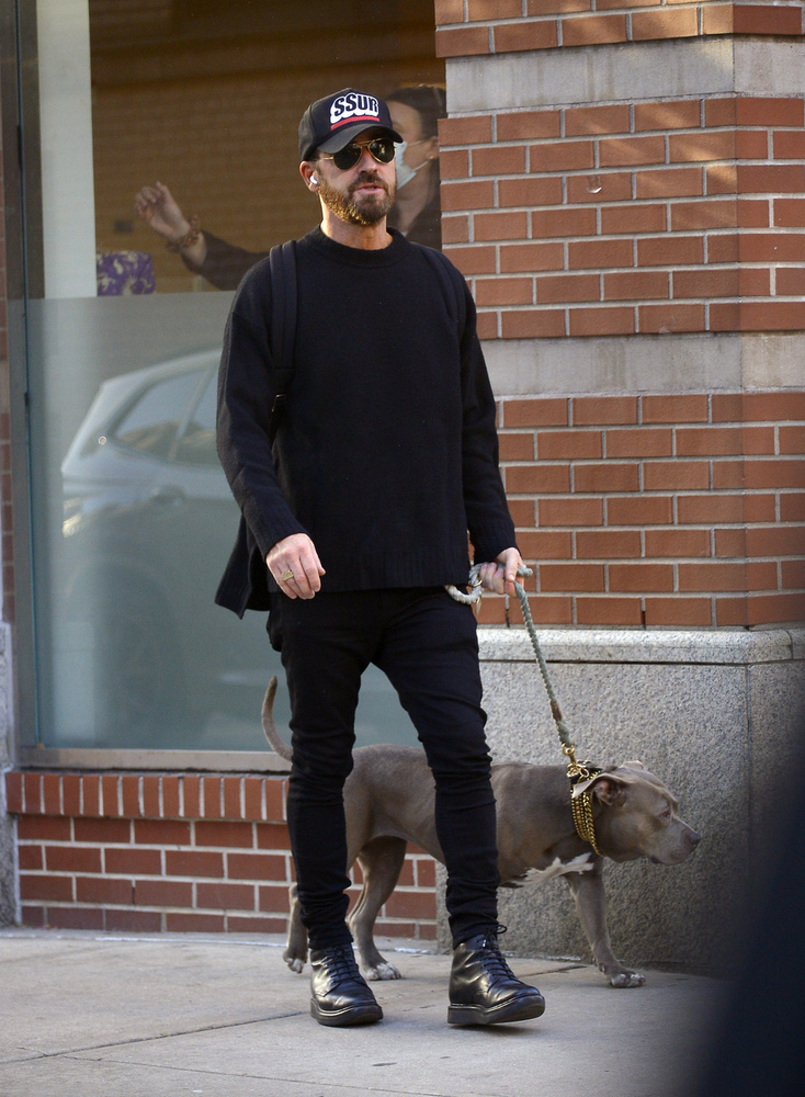 Justin Theroux amerikai színészt kutyasétáltatás közben örökítették meg New Yorkban