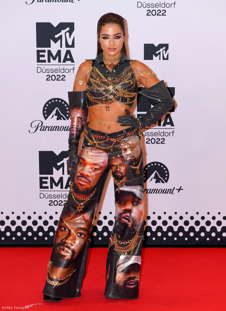 Noa Kirel izraeli énekesnő, táncos, műsorvezető és modell szettjét Kanye West ihlette.