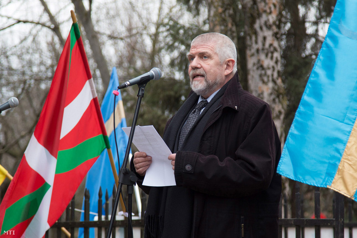 Izsák Balázs, a Székely Nemzeti Tanács elnöke beszédet mond a székely szabadság napján rendezett autonómiatüntetésen Marosvásárhelyen, a székely vértanúk postaréti emlékművénél 2016. március 10-én