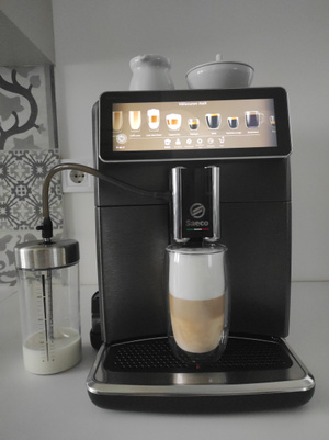 Egyszerű, letisztult kávégép – bárhová beilleszthető