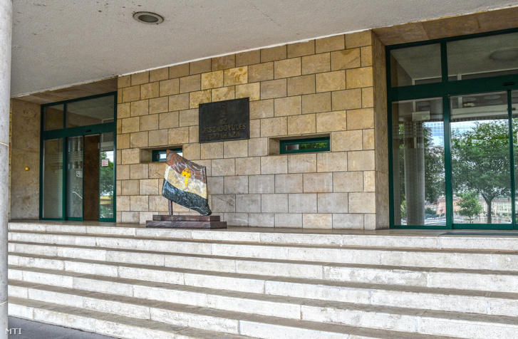 Az Országgyűlés Irodaháza, a Képviselői Irodaház bejárata a főváros V. kerületében, a Széchenyi rakparton 2021. július 11-én