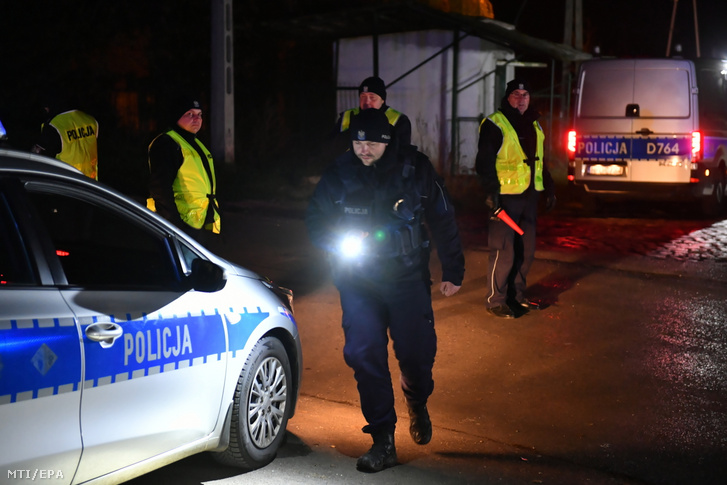 Rendőrök járőröznek a kelet-lengyelországi Hrubieszów járásban fekvő Przewodow faluban 2022. november 15-én