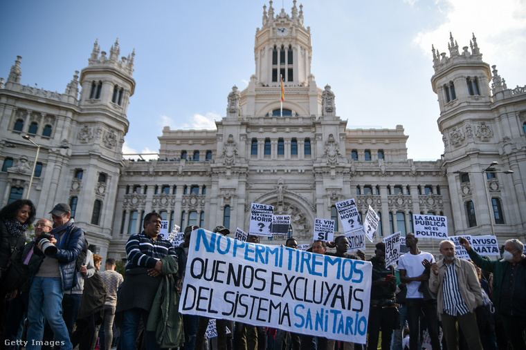 Színesbőrű tüntetők Madridban A tolerancia nemzetközi világnapján.
