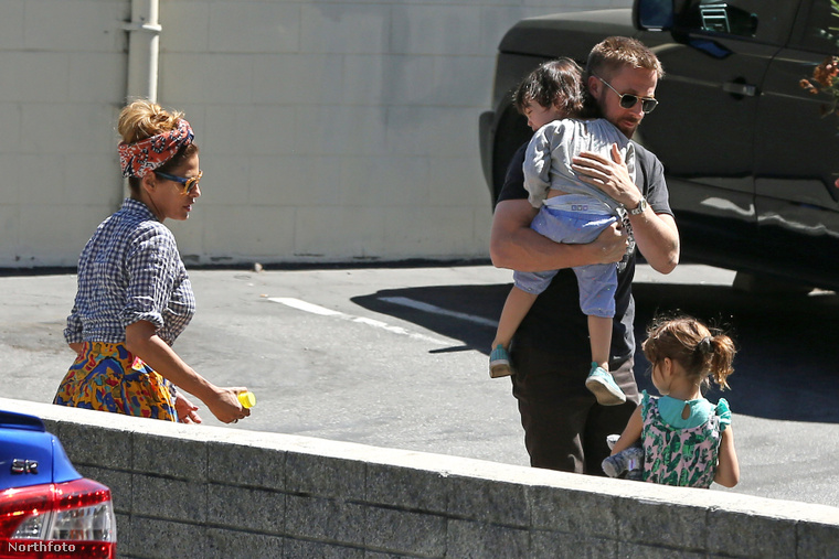 Eva Mendes, Ryan Gosling és két kislányuk.