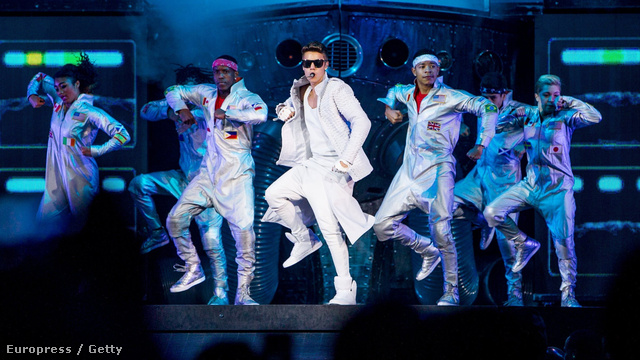 Justin Bieber koncertje – sehol egy élő hangszer, a fiatalok most mégis ettől őrülnek meg