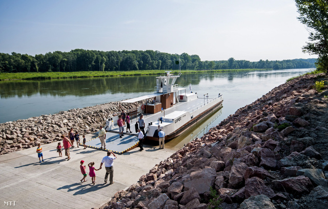 A Dunaremetét a szlovákiai Bőssel összekötő, 3,2 millió euróból kialakított hajójárat a magyar oldalon 2013. július 26-án.