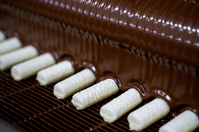 A legtöbb túrórudi még bevonóval készül, de már megjelent a piacon a valódi csokis változat