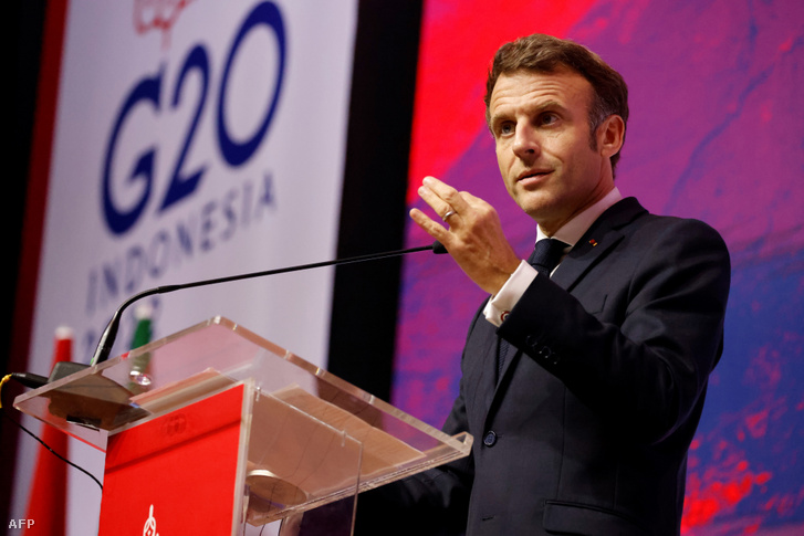 Emmanuel Macron francia elnök sajtótájékoztatót tart a G20-csúcstalálkozó befejezését követően Nusa Duában 2022. november 16-án