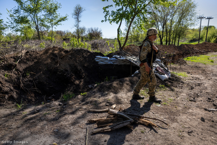 Ukrán katona a frontvonal közelében 2022. május 7-én Zelenodolszkban, Ukrajnában