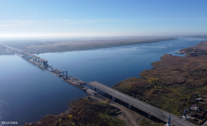 A Dnyipro folyón átívelő lebombázott híd Ukrajnában, 2022. november 15-én