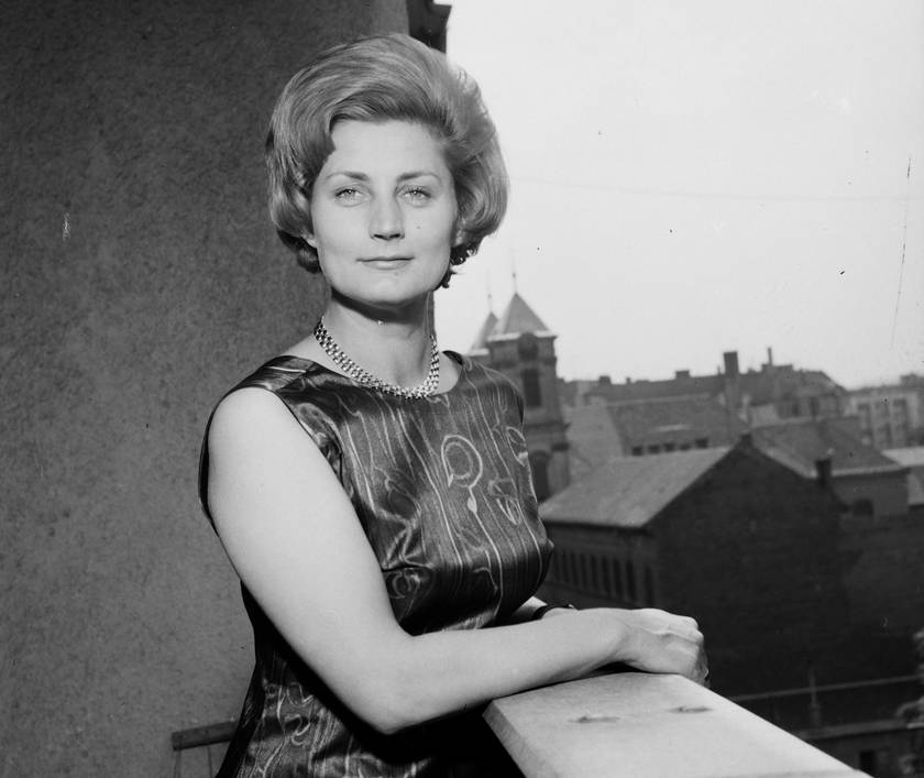 Máthé Erzsi színésznő 1964-ben Margit körúti lakásának erkélyén.