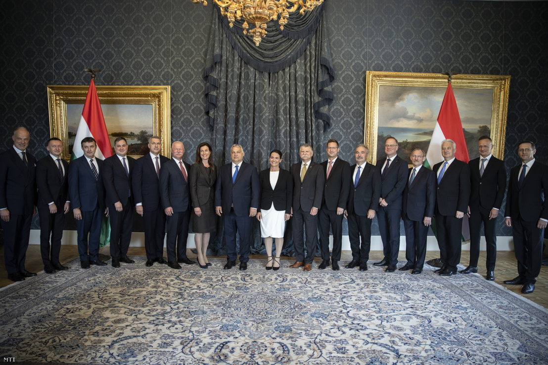 Orbán Viktor ötödik kormányának tagjai, miután átvették kinevezési okmányukat Novák Katalin köztársasági elnöktől