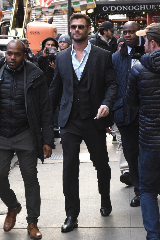 Chris Hemsworth-öt pedig a Good Morning America stúdiójánál kapták le New Yorkban.
                        