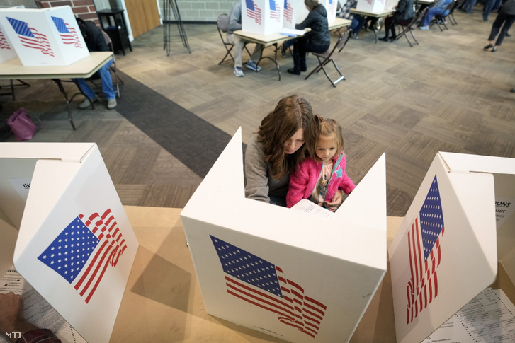 Egy szavazó az amerikai félidős kongresszusi választásokon az Iowa állambeli West Des Moines-ban 2022. november 8-án