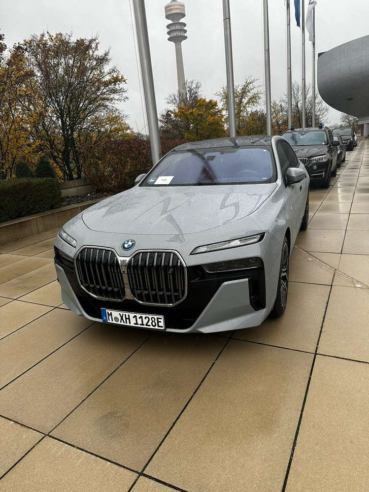 Olvasónk Münchenben futott bele a minisztert szállító BMW-be