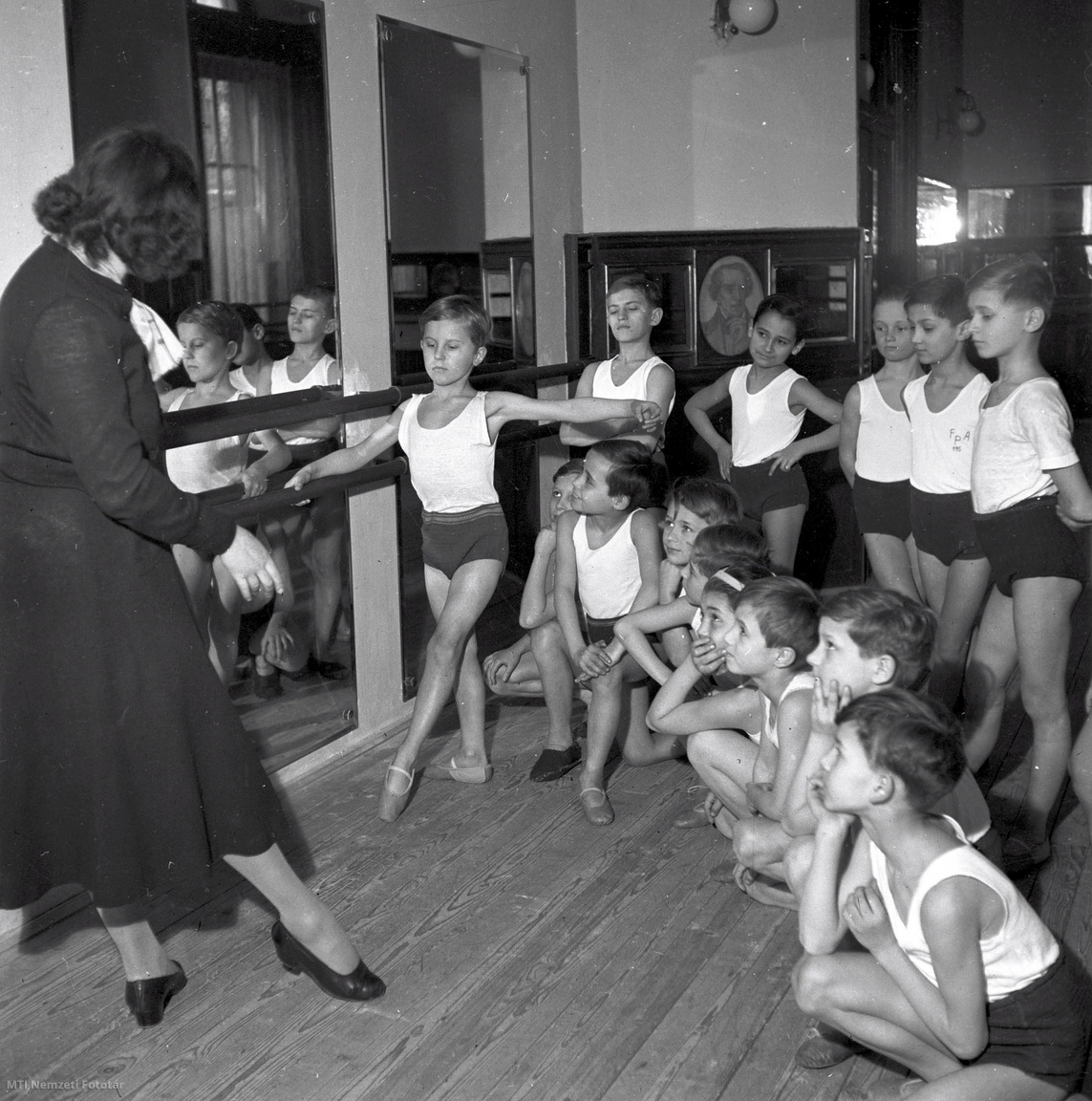 Budapest, 1952. február 18. Hidas Hedvig táncosnő, balettmester a nyolc- és kilencéves fiú növendéket oktatja az Állami Balettintézetben.
